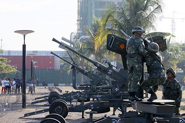 Philippine Marines mount anti-aircraft guns near the venue as security has been tightened leading to next week's APEC (Asia Pacific Economic Cooperation) Summit of Leaders Saturday. (AP Photo)