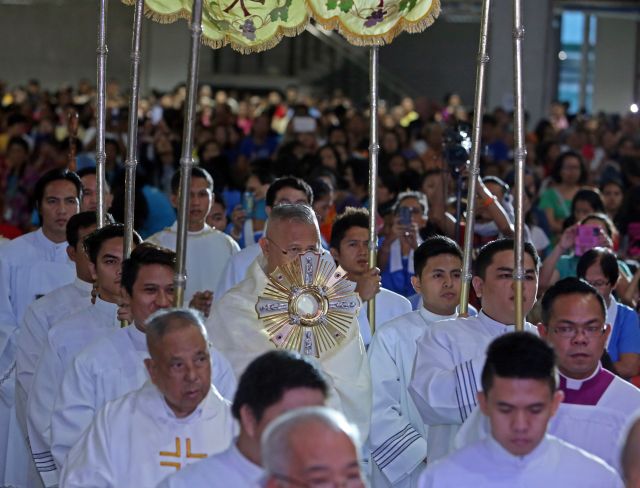 Archbishop Jose Palma carries the Blessed Sacrament in a monstrance as part of the Mass to celebrate Christ the King and consecrate the IEC Pavilion, a newly built structure that can accomodate 15,000 people. (CDN PHOTO/LITO TECSON)
