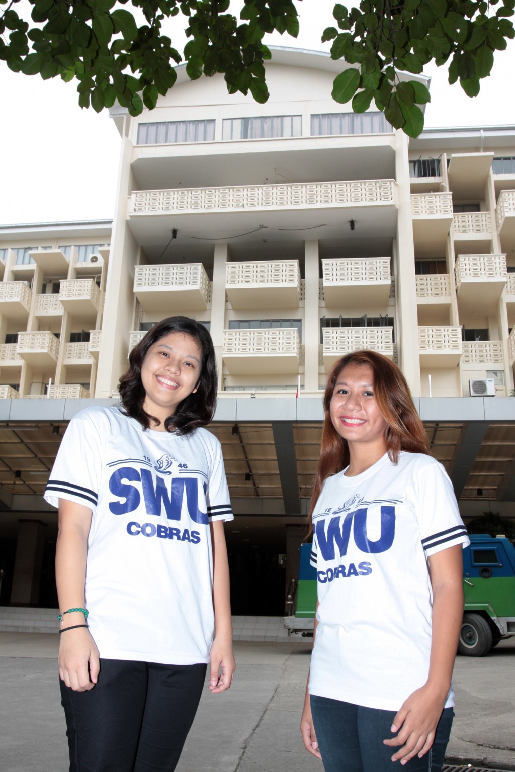 SWU BOARD TOP NATCHERS/SEPT. 30, 2015: Rozelle Gulfan (right) 2nd placer of last July Social Workers Licensure Examination and Krystal Gayle Basilla, 2nd Placer of last September Veterinarian Licensure Examination.(CDN PHOTO/JUNJIE MENDOZA)