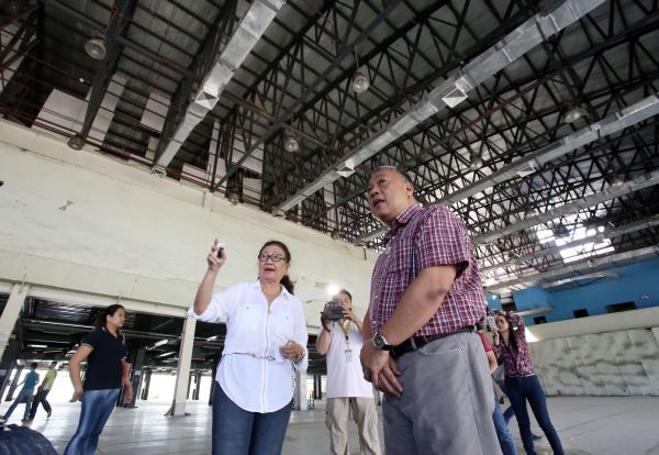 Cebu Gov. Hilario Davide III and Vice Gov. Agnes Magpale take reporters to inspect the CICC. (CDN PHOTO/JUNJIE MENDOZA)