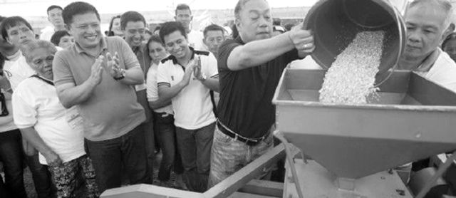 Governor Davide tries out one of the mobile corn mills that the Cebu Provincial government recently purchased to help ease farmers’ financial burden in milling corn.