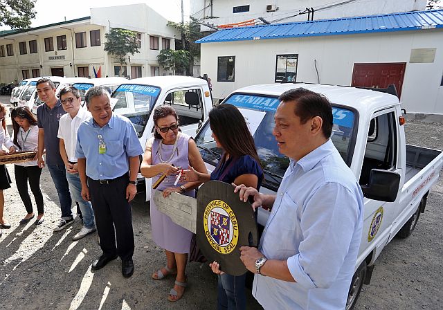 Governor Davide, together with Vice Governor Magpale and Provincial Board members Yayoy Alcoseba, Miguel Antonio Magpale and Jude Cebeco-Durano, turns over eight multicabs to the beneficiary barangays. (CDN PHOTO/JUNJIE MENDOZA)