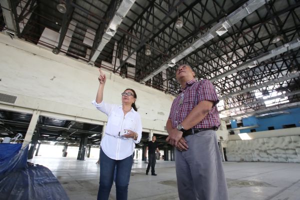 ASSESSMENT. Cebu Gov. Hilario Davide III, who is shown here with Vice Gov. Agnes Magpale inspecting the damaged Cebu International Convention Center (CICC), is adamant in rebuilding the structure which he dubbed as a "monument to corruption." (CDN PHOTO/JUNJIE MENDOZA)