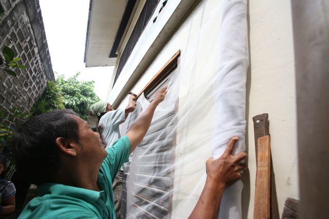 Department of Education (DepEd) Cebu City put fine nets on the windows of Pasil Elementary School after two of their students, Mary Angeline, 5, and her older sister Rhian Abegail Petallar, 8, of barangay Suba died of dengue. (CDN PHOTO/JUNJIE MENDOZA)