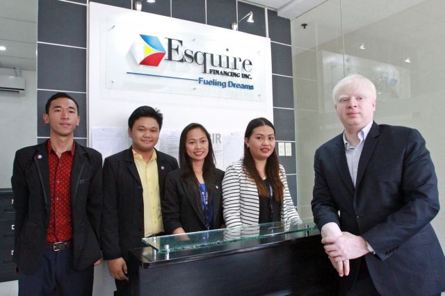 Navin Uttamchandanni (right), president and chief operations officer of Esquire Financing Inc., leads the members of his staff in the opening of Esquire Financial, Inc.'s new office at Pelaez Street, Cebu City. (CDN PHOTO/JUNJIE MENDOZA)