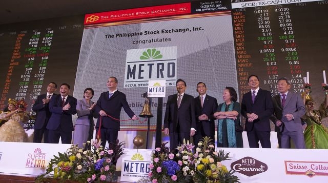 Frank Gaisano (4th from left), chairman and CEO, leadS the bell-ringing ceremony to mark the listing of Metro Retail Stores Group Inc. on the Philippine Stock Exchange. Joining him on stage are his siblings Jack Gaisano director, Edward Gaisano, chairman and CEO of Vicsal, and Margaret Gaisano-Ang, director. PSE executives witness the milestone led by chairman Jose Pardo, president and CEO Hans Sicat, and directors Vivian Yuchingco, Emmanuel Bautista and Alejandro Yu. (CDN PHOTO/TONEE DESPOJO)