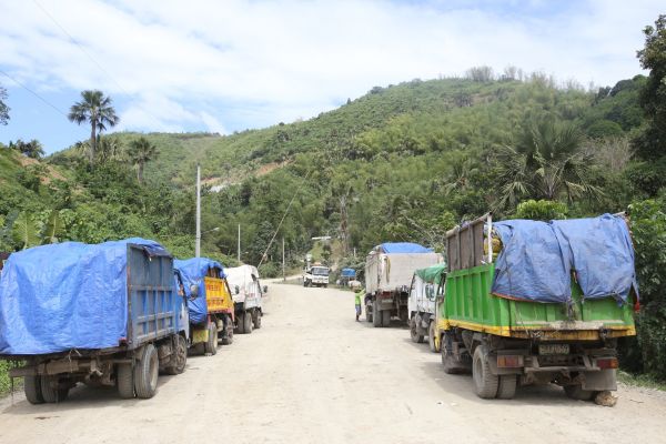 TIPPING FEES. Cebu City government-owned garbage trucks line up before heading uphill to a private landfill in Pulog, Consolacion town. Is it better to outsource the work and let a private firm handle this? (CDN PHOTO/JUNJIE MENDOZA)