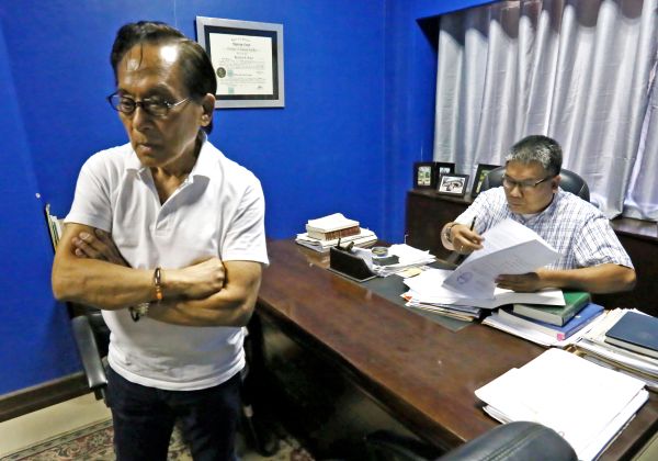 CYBERLIBEL. Former congressman Eduardo Gullas says he's the "old man" referred to in the Facebook criticism posted by the son of the Talisay mayor. It's up to Talisay City Prosecutor Marcial Rubia (seated) to assess. (CDN PHOTO/JUNJIE MENDOZA)