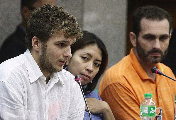 Lane Michael White (left) tells senators how airport authorities asked him to pay P30,000 in exchange for his freedom for allegedly carrying a bullet inside his bag at the Ninoy Aquino International Airport (NAIA). With him is his step-mother Eloisa and father Ryan. (PRIB PHOTO by Alex NuevaEspaña)