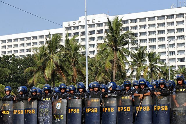 APEC PREPARATIONS/NOV.14,2015 PNP anti-riot police practice for the APEC as they guard the premises outside the Sofitel where US President Barrack Obama will stay. INQUIRER PHOTO/RAFFY LERMA