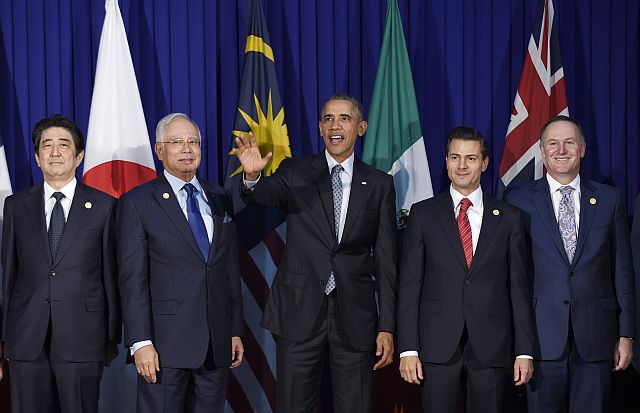 President Barack Obama (center) and other leaders of the Trans-Pacific Partnership countries pose for a photo in Manila, ahead of the start of the Asia-Pacific Economic Cooperation summit. With Obama are Japan’s Prime Minister Shinzo Abe (from left), Malaysia Prime Minister Najib Razak, Mexico President Enrique Peña Nieto and New Zealand’s Prime Minister John Key. (AP PHOTO)