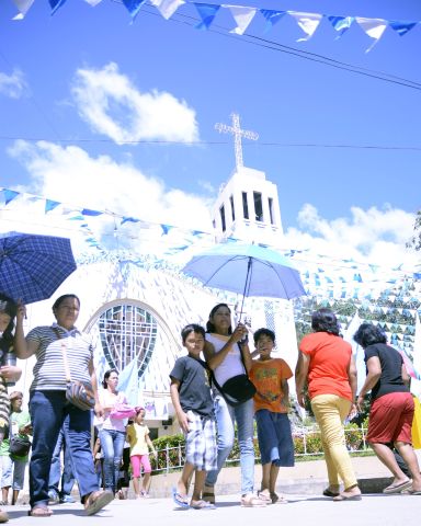 Devotees endure the heat of the sun to visit the Our Lady of the Rule (Virgen dela Regla) Parish in Lapu-Lapu City, Cebu. (CDN PHOTO/CHRISTIAN MANINGO)