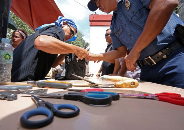 Cebu City Police tightend their security for these All Saints and All Souls day celebration 2015 in Carreta cementery were sharp object is confiscated to prevent any crimes.(CDN PHOTO/LITO TECSON)
