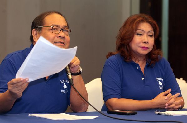 One Cebu gubernatorial candidate Winston Garcia shows documents to the press on the two Capitol consultancy projects. With him is running mate Nerissa Soon-Ruiz. (CDN PHOTO/TONEE DESPOJO)