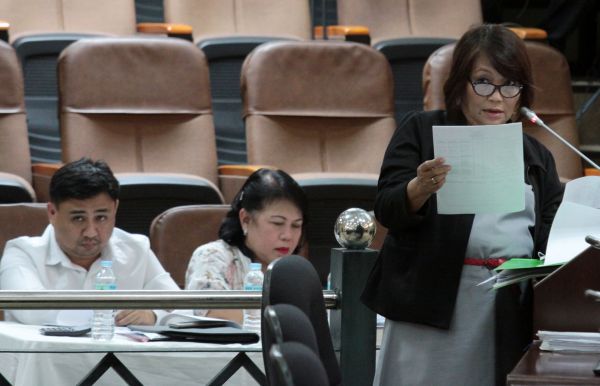 Cebu City Treasurer Diwa Cuevas presents the 2016 budget outline as well as updates on the revenue targets for this year's budget during the City Council budget hearing. (CDN PHOTO/JUNJIE MENDOZA)