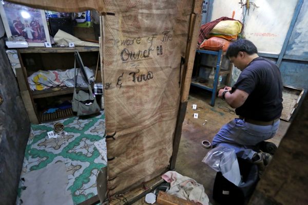 NBI special investigator Arnel Pura, labels evidences found in one of the rooms inside a house that was made into a drug den located just across the Cebu City Hall. (CDN PHOTO/JUNJIE MENDOZA)