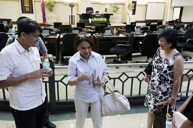 Cebu City Councilor Margot Osmena talks with Edwin V. Ortiz (left) of EVO Ventures, Inc. Group of Companies and Ma. Emma A. Ramas of Bio Nutrient Waste Management, Inc, after the council session that tackled the city's garbage problem. (CDN PHOTO/JUNJIE MENDOZA)
