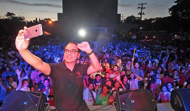 Sen. Alan Peter Cayetano takes a selfie with the crowd that gathered for the rally for Davao City Mayor Rodrigo Duterte. (CDN PHOTO/TONEE DESPOJO)