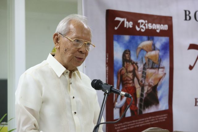 Former COA commissioner Sofronio Ursal during the book launching at the Cebu City Public Library. (CDN PHOTO/JUNJIE MENDOZA)