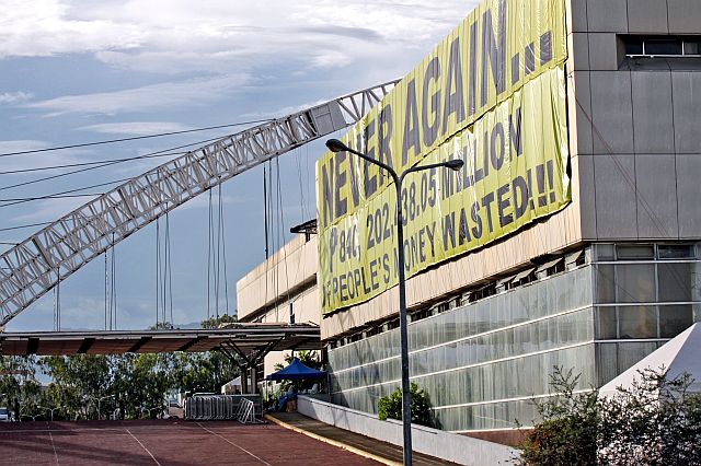 NEVER AGAIN WILL STAY/NOV. 28, 2015: The large contriversial "Never Again" yellow billboard at the Cebu Internationa Convention Center (CICC) that was promise to be remove by the group Good Governance and Development (CGGD) who claimed to have put up the billboard will no longer be removing it and it will stay on the building.(CDN PHOTO/JUNJIE MENDOZA)