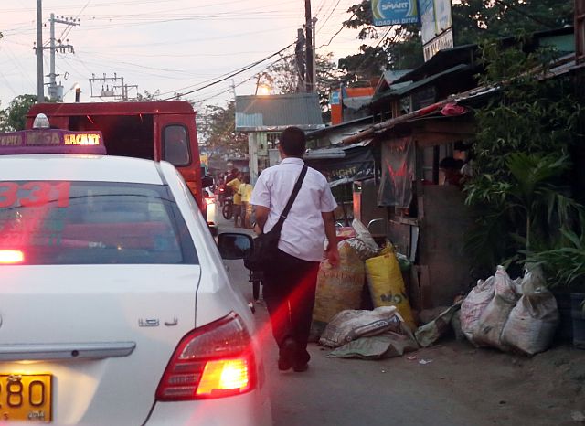 SILOY IS WATCHING: Becuase of the garbage and store extention on Looc road pedestrians had to walk along the road that cuase them danger. ATTENTION: BARANGAY OFFICIALS OF LOOC AND MANDAUE CITY OFFICIALS MAY BE ITS TIME TO CLEAR THIS AREA TO AVOID ACCIDENT.