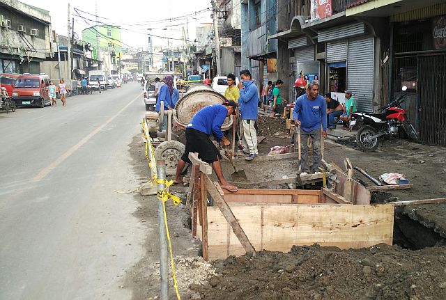 SILOY IS WATCHING/NOV. 28, 2015 Construction workers  tending on a drainage project along Candido Padilla Street. (CDN PHOTO/CHRISTIAN MANINGO)