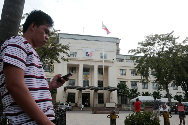 Cebu City Hall's Plaza Sugbo will be a pilot area for free Wi-Fi service, hopefully before the year ends. (CDN PHOTO/TONEE DESPOJO)