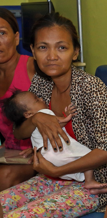 Maricel Enriquez, a cigaret vendor, confronted the stranger who ran off with her infant at the South Bus Terminal: Why did you steal my baby? (CDN PHOTO/LITO TECSON)