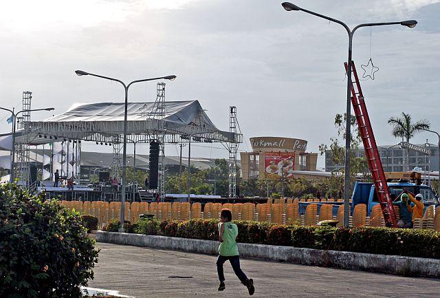 RELIDIOS CONCERT AT THE CICC PARKING GROUND/NOV. 28, 2015: A large stage is being build up and hundreds of chairs were also place at the Cebu Internation Convention Center parking ground by the relidios group Jesus Reigns in preparation for their November 30, 2015 event.(CDN PHOTO/JUNJIE MENDOZA)