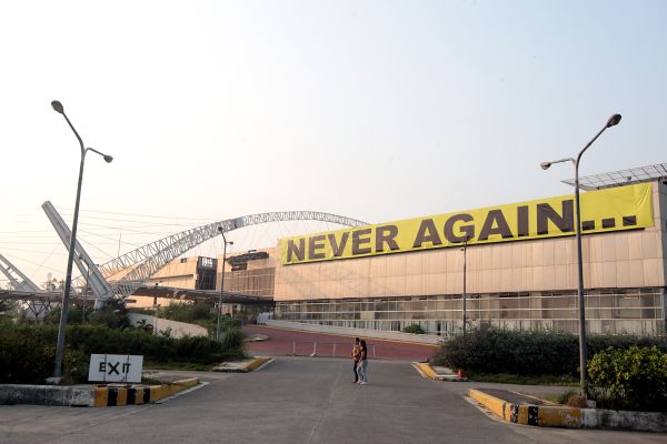 BOOMERANGED. This was how former and now Rep. Gwendolyn Garcia of Cebu's 3rd district reacted to the message "Never Again" that was prominently displayed at the dilapidated Cebu International Convention Center (CICC) and which Cebu Gov. Hilario Davide III refused to remove. (CDN PHOTO/TONEE DESPOJO)