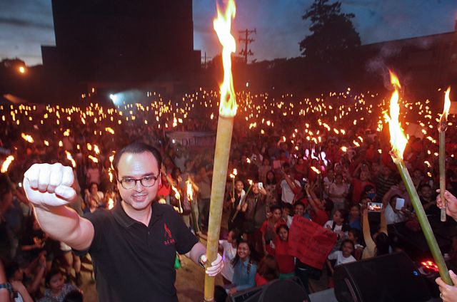 LIGHT FOR HOPE. Senator and vice presidential aspirant Alan Peter Cayetano holds up a clenched fist as he leads the crowd in attendance in lighting up torches to signify their hope for Davao City Mayor Rodrigo Duterte's presidential run. (CDN PHOTO/TONEE DESPOJO)