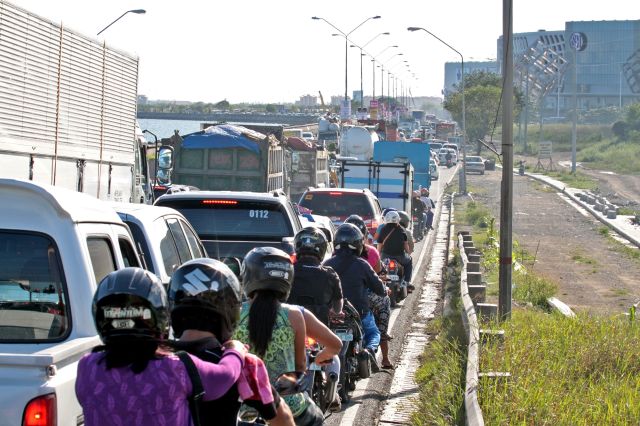 The opening of Sm Seaside City Cebu causes heavy traffic on the Cebu South Coastal Road. (CDN PHOTO/JUNJIE MENDOZA)
