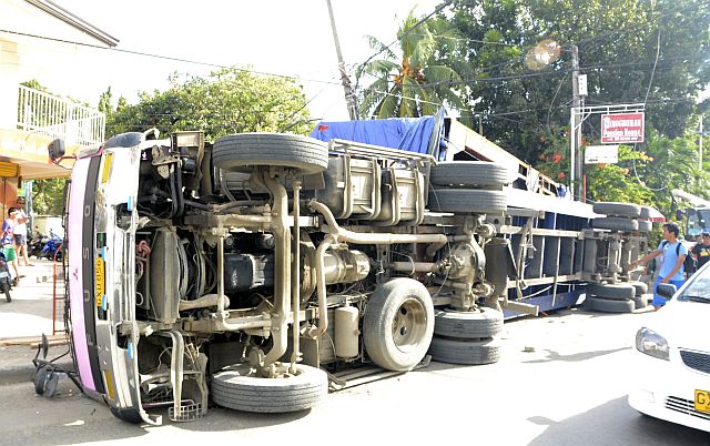 PRIME MOVER IN PLARIDEL MANDAUE/NOV. 07, 2015. A Prime mover carrying a 25 ton boiler slipped on road diggings on Plaridel street in Mandaue City. (CDN PHOTO/CHRISTIAN MANINGO)