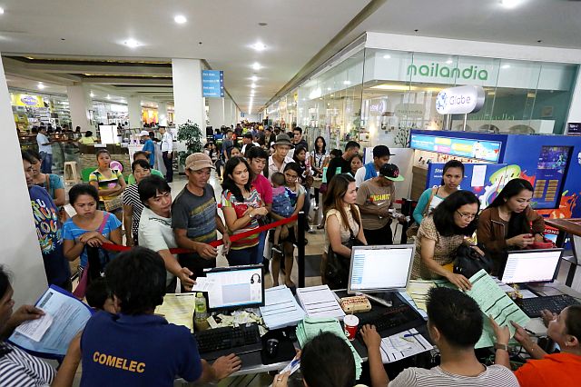 LASTDAY OF COMELEC REGISTRATION/OCT. 31, 2015: Thousands of new registrants line up inside and outside the Robinson's Cybergate for the last day of registration and Biometricts taken.(CDN PHOTO/JUNJIE MENDOZA)