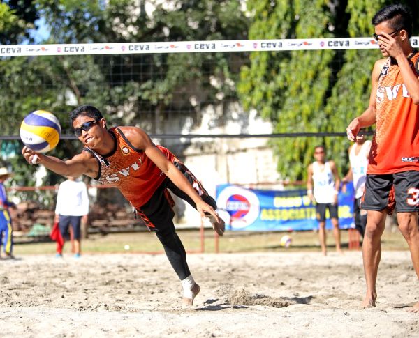 Rommel Pepito od SWU tries to save the ball in a game against USJ-R in the Cesafi beach volleyball tournament in the Aznar sand courts in Urgello, Cebu City. (CDN PHOTO/LITO TECSON)