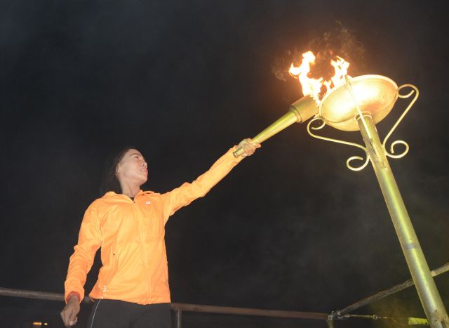 Southeast Asian Games silver medalist in marathon Mary Joy Tabal from Cebu lights the urn to signal the start of the 2015 Batang Pinoy National Finals. (CDN PHOTO/CHRISTIAN MANINGO)