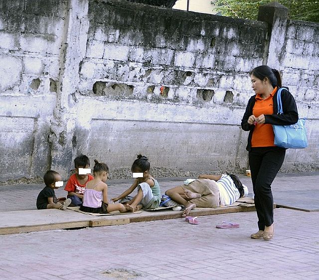 SILOY IS WATCHING/NOV. 19, 2015 Children on the streets of Osmeña blvd. (CDN PHOTO/CHRISTIAN MANINGO)