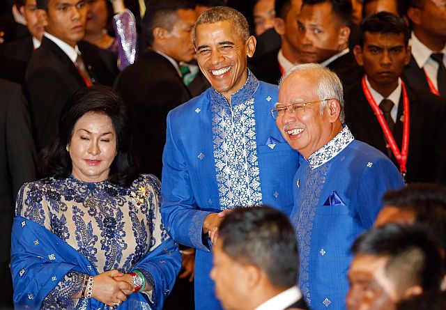 US President Barack Obama, center, poses with Malaysian Prime Minister Najib Razak, right, and Najib’s wife Rosmah Mansor as he arrives for the Gala Dinner at the Association of Southeast Asian Nations summit in Kuala Lumpur, Malaysia, Saturday. AP Photo (AP PHOTO)