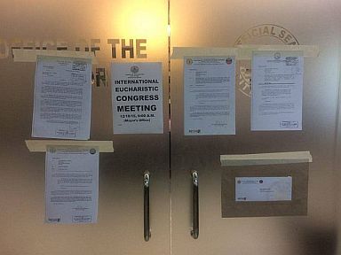 Copies of the preventive suspension order were taped to the glass door of Cebu City Mayor Michael Rama's office. (CDN PHOTO/ JOSE SANTINO BUNACHITA)