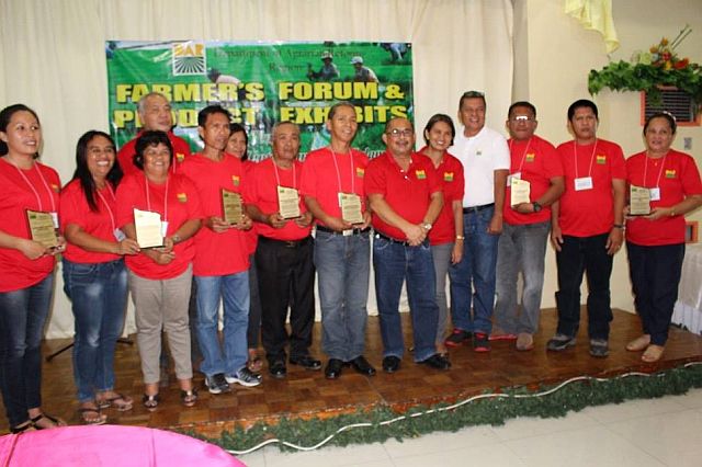 Representatives of Agrarian Reform Beneficiaries Organizations (ARBO) receive their awards for Best Performing ARBOs in region 7 with DAR assistant regional director Antonio del Socorro (7th from left), Negros Oriental Provincial Agrarian Reform officer Bing Bation and Cebu Provincial Agrarian Reform officer Sherwin Tubog. (CONTRIBUTED PHOTO)