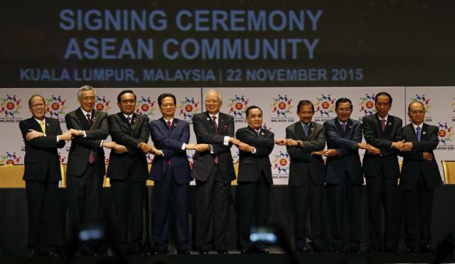 ASEAN Leaders,  including Philippine President Benigno Aquino III (left), join hands as they pose for photographers during the signing ceremony of the 2015 Kuala Lumpur Declaration on the Establishment of the Association of Southeast Asian Nations (Asean) Economic Community in Kuala Lumpur, Malaysia on Nov. 22, 2015. (AP PHOTO)