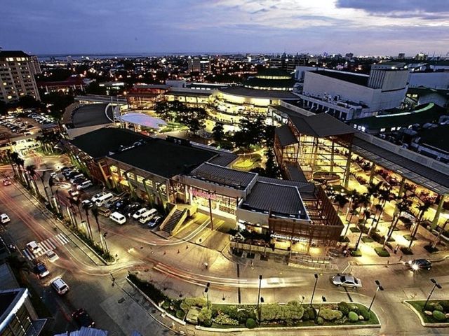 The strategic location of Ayala Center Cebu and its green, open spaces are among its advantages.