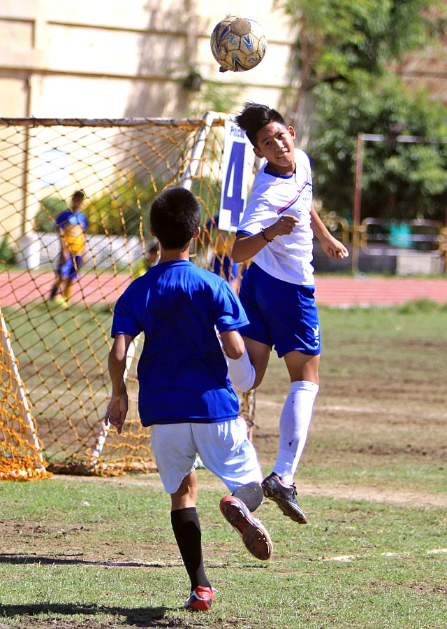 MAYORS CUP FOOTBALL/DEC.05,2015:Julian Cabatingan of Ateneo booter manage to used his head against Lilo-an booter during their game in Mayors Cup football Under 15 at Cebu City Sports center.Ateneo win the 1-0.(CDN PHOTO/LITO TECSON)