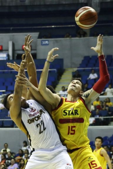 Star's Marc Jean Pingris (15) and John Pinto of Mahindra battle for a rebound. INQUIRER PHOTO/ KIMBERLY DELA CRUZ