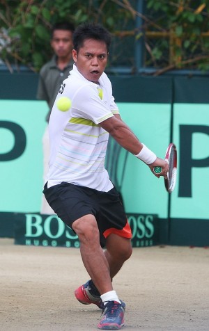 DAVIS CUP/feb 1,2013: Philippines Johnny Arcilla return a backhand against Syrias Issam Haitham Taweel in the first match of the Davis Cup Group 2 at Plantation Bay Resorts in Lapu-lapu City, Cebu. (CDN PHOTO/TONEE DESPOJO)