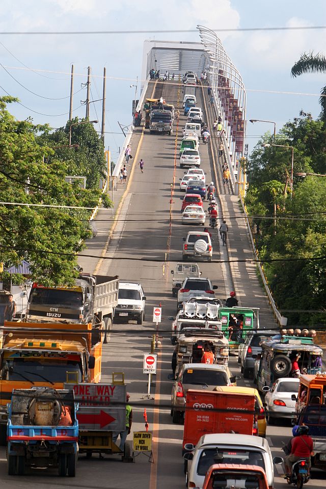 BRIDGE REPAIRE/FEB 25,2013: One lane traffic on old Mandaue Mactan bridge as DPWH start scraping the old asphalt in Mandaue City side at around 3:49pm.(CDN PHOTO/TONEE DESPOJO)