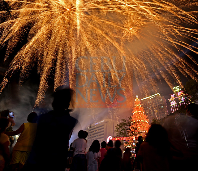 Fireworks display added excitement of the crowd witnessing the lighting of MLhuillier Tree of Hope in Fuente Osmeña. (CDN PHOTO/LITO TECSON)