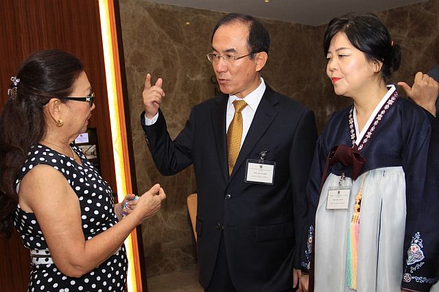 Vice gov agnes magpale share light moment with korean consul general lee ,ki- seog and his wife madame chung,jae- sil during the korean philippines friendship day at marco polo hotel. (CDNPHOTO/LITO M. TECSON)