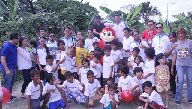 Members of UAP Visayas pose with the street kids in a Christmas party they sponsored at the Subangdaku Garden.