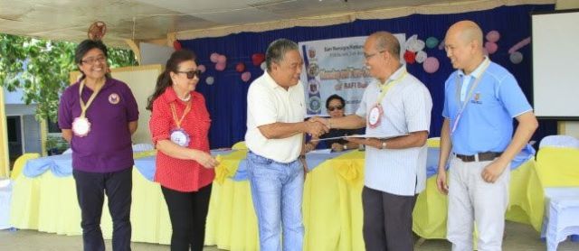 San Remigio gets a 3-storey nine-classroom building courtesy of the Cebu provincial government and the Ramon Aboitiz Foundation. From left are San Remigio Mayor Mariano Martinez, Vice Governor Agnes Magpale, Gov. Hilario Davide III, school principal Reynaldo dela Rama and RAFI Education Development Unit executive director Ernie Alix. (CONTRIBUTED PHOTO)